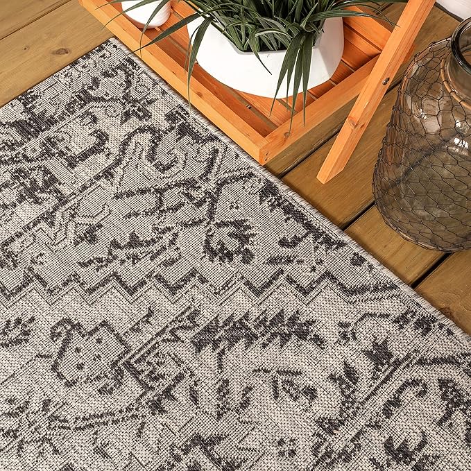JONATHAN Y Boho Medallion Indoor Outdoor Area Rug 4X6 Black/Gray, Estrella Textured Weave for Backyard, Patio, Porch, Easy-Cleaning, High Traffic, Pet-Friendly, Non-Shedding (SMB105D-4)